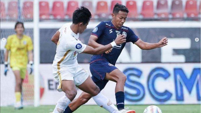 Duel penyerang Arema FC, Dendi Santoso dihadang bek sayap Persija Jakarta, Firza Andika di pekan 26 Liga 1, Senin (26/2/2024).