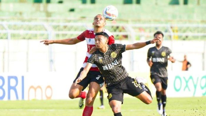 Duel bek Madura United Cleberson Martins de Souza dengan penyerang Bhayangkara FC Dendi Sulistyawan di Stadion Gelora Bangkalan, Madura, Jumat (25/8/2023).