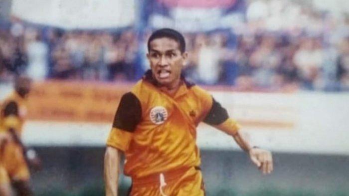 Aksi Vennard Hutabarat saat memperkuat Persija Jakarta di eta Liga Kansas tahun 1996/1997.