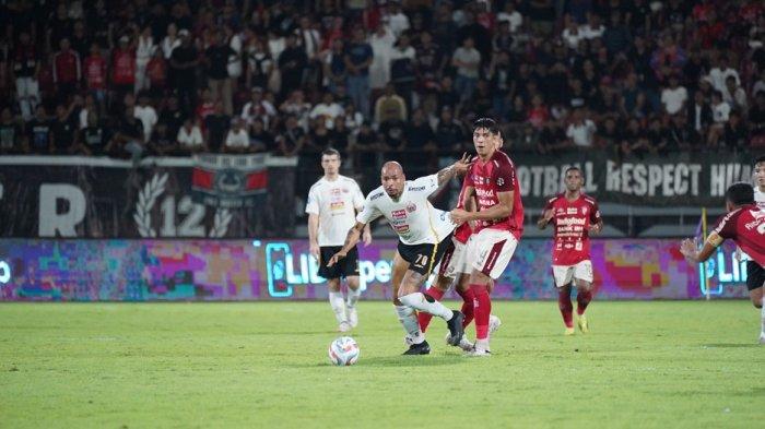 Bek Bali United, Elias Dolah menempel ketat penyerang Persija Jakarta, Gustavo Almeida di Stadion Kapten I Wayan Dipta, Bali.