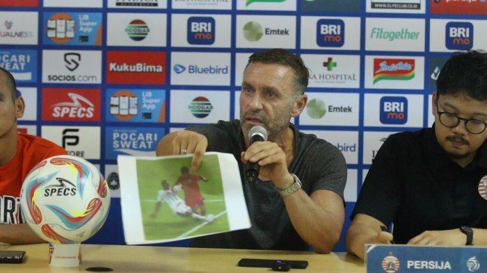 Pelatih Persija Jakarta, Thomas Doll, membawa bukti cetak ketika Witan Sulaeman dilanggar dalam kotak penalti, ketika melawan Bali United di Stadion Patriot Candrabhaga, Bekasi, Jawa Barat, Minggu (24/8/2023) malam WIB.