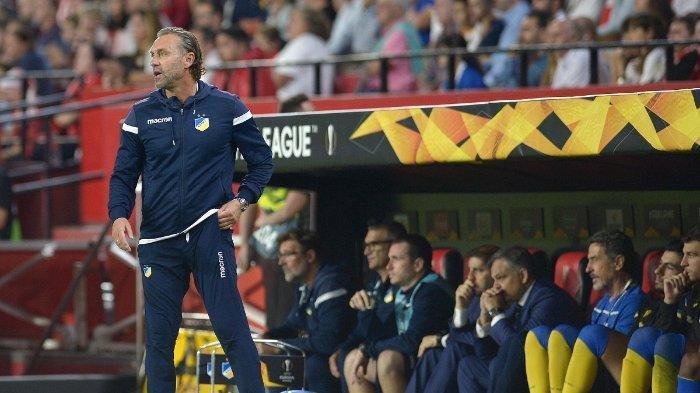 Pelatih Jerman APOEL Nicosia Thomas Doll bereaksi selama pertandingan sepak bola grup A Liga Eropa UEFA antara Sevilla dan APOEL Nicosia di Stadion Ramon Sanchez Pizjuan di Seville pada 3 Oktober 2019.
