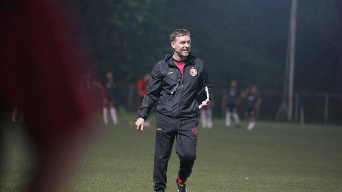 Gaya Thomas Doll saat memimpin latihan perdana Persija Jakarta di lapangan NYTC Sawangan, Depok, Jawa Barat.