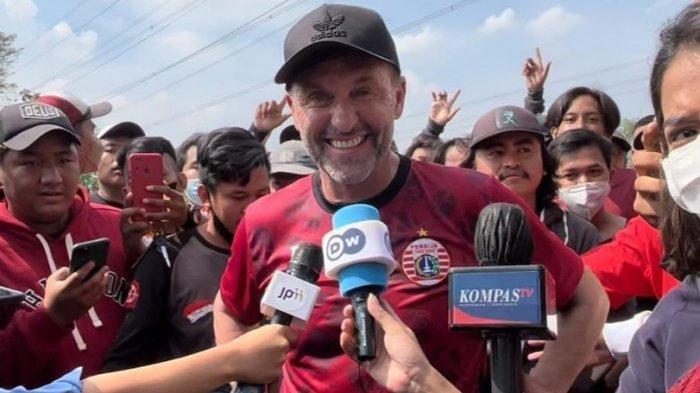 Pelatih Persija Jakarta, Thomas Doll, memberikan keterangan pada awak media usa sesi latihan tim di Nirwana Park, Sawangan, Kota Depok, Rabu (25/5/2022).