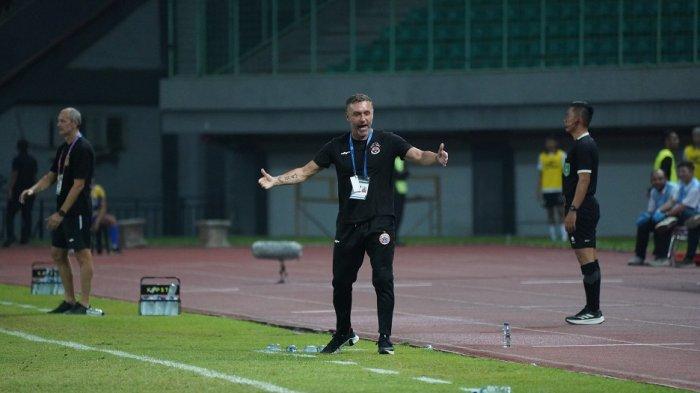 Pelatih Persija Jakarta, Thomas Doll memberikan instruksi di sisi lapangan Stadion Patriot Candrabhaga, Bekasi, Jawa Barat, Sabtu (16/12/2023).