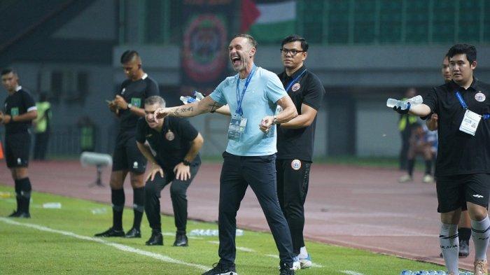Pelatih Thomas Doll berekspresi usai Persija Jakarta mencetak gol ke gawang Persikabo 1973 di Stadion Patriot Candrabhaga, Bekasi, Kamis (9/11/2023).