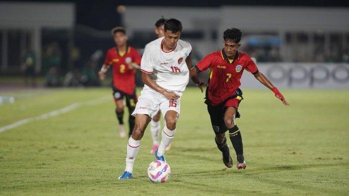 Pesepak bola Timnas U-20 Indonesia, Dony Tri Pamungkas berebut bola dengan pesepak bola Timor Leste pada pertandingan Grup F kualifikasi Piala Asia U-20 di Stadion Madya Jakarta, Jumat (27/9/2024).