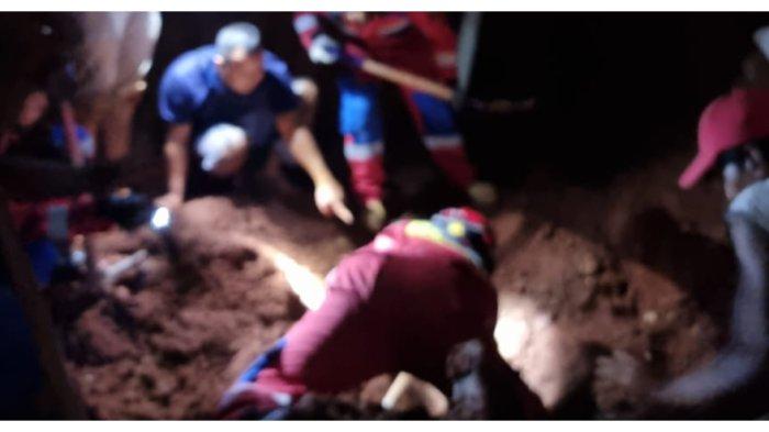 Personel Damkar Jakarta Timur saat proses evakuasi dua pekerja proyek yang tertimbun di lokasi pengerjaan basement perkantoran, Duren Sawit, Senin (30/7/2023)