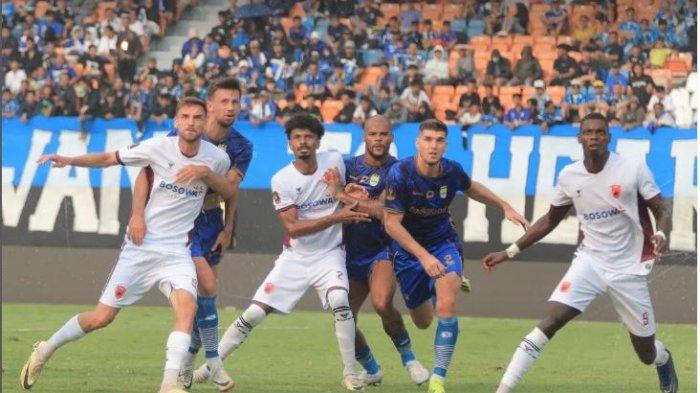 Perebutan bola pemain Persib Bandung dan PSM Makassar di Piala Presiden 2024.