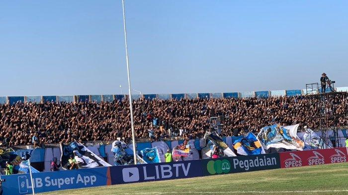 Penonton di tribun utara Stadion Surajaya saat duel Persela Lamongan vs Persijap Jepara, Minggu (10/9/2023).