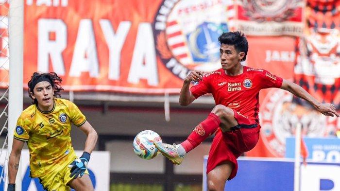 Aksi gelandang Persija Jakarta, Hanif Sjahbandi berhasil mengelabuhi kiper Arema FC Julian Schwarzer di Stadion Patriot Candrabhaga, Bekasi, Minggu (220/8/2023).