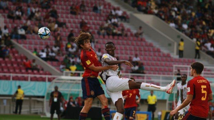 Bek Timnas Spanyol U-17 Andres Cuenca Cejudo berduel dengan pemain Mali U-17 dalam ajang penyisihan Grup B Piala Dunia U-17 di Stadion Manahan, Solo, Senin (13/11/2023).