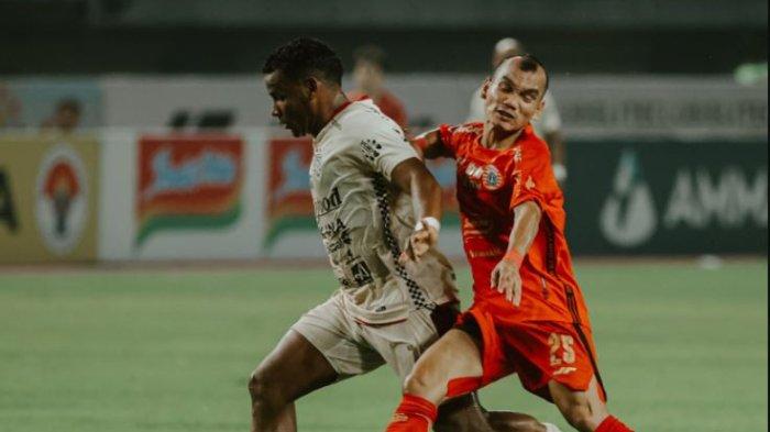 Gelandang asing Bali United Eber Bessa berusaha melindungi bola dari penyerang Persija Jakarta Riko SImanjuntak di Stadion Patriot Candrabhaga, Bekasi, Minggu (24/9/2023).