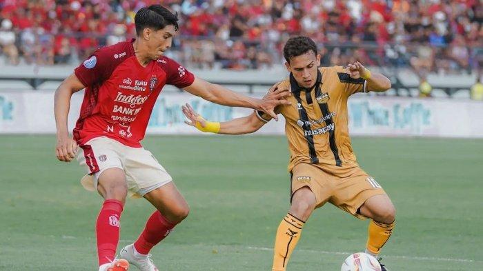 Aksi penyerang Dewa United Egy Maulana Vikri berusaha lolos dari kawalan pemain Bali United Elias Dolah di Stadion I Wayan Dipta, Gianyar, Bali, Sabtu (29/7/2023).