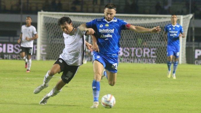 Gelandang Persib Bandung, Marc Klok (biru) duel dengan pemain RANS Nusantara FC, Mitsuru Maruoka di pertandingan Liga 1 2023/2024 di Stadion Gelora Bandung Lautan Api, Sabtu (26/8/2023).