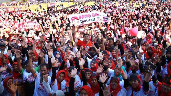 Ibu-ibu atau emak-emak dan budayawan berjumlah sekitar ribuan mengikuti acara jalan sehat dan senam dengan mengangkat tema 'Parade Seni Budaya Memperkuat Kebhinekaan' di Lapangan GGM Majalengka, Kabupaten Majalengka, Jawa Barat. Minggu, (23/7/2023)Â