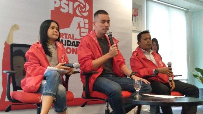 Caleg DPRD terpilih PSI Jakarta, Eneng Maliyanasari (paling kiri), Wakil Ketua DPW PSI Jakarta, Rian Ernest (tengah, dan caleg DPRD terpilih PSI Jakarta, August Hamonangan (paling kanan), saat memberi keterangan kepada Wartawan, di kantor DPW PSI, Jakarta Pusat, Senin (15/7/2019).