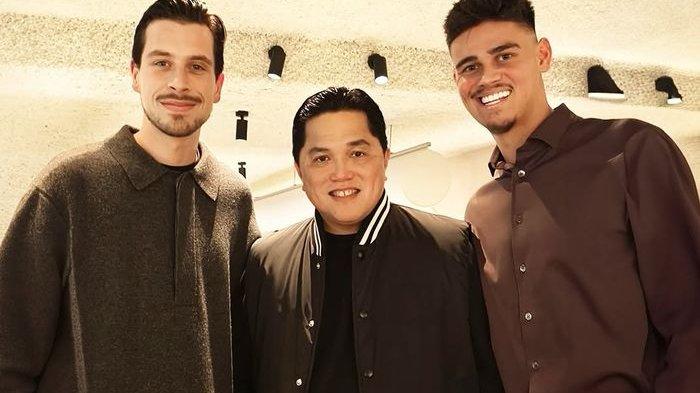 Ketua Umum PSSI, Erick Thohir (tengah), saat bertemu dengan pemain timnas Indonesia Mees Hilgers (kanan) dan Thom Haye (kiri) di Belanda. Pertemuan itu diabadikan di akun Instagram @erickthohir, pada Selasa (28/1/2025).
