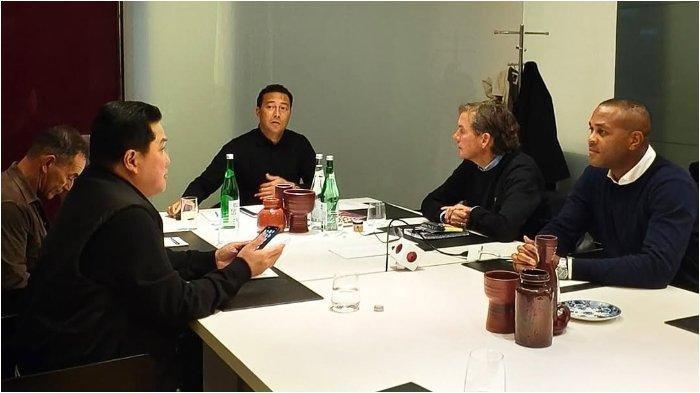 Ketua Umum PSSI Erick Thohir duduk berdampingan di sebuah meja restoran bersama pelatih kepala Patrick Kluivert, asisten pelatih Denny Landzaat, Alex Pastoor, hingga pelatih U23 Gerald Vanenburg.