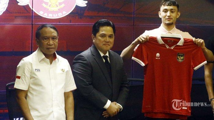 Ketua Umum PSSI, Erick Thohir (tengah) dan Wakil Ketua Umum PSSI, Zainudin Amali (kiri) berfoto bersama pemain naturalisasi Timnas Indonesia, Ivar Jenner saat jumpa pers di Media Center Stadion Utama Gelora Bung Karno (SUGBK), Senayan, Jakarta Pusat, Rabu (24/5/2023).