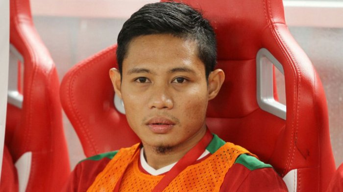 Gelandang timnas Indonesia, Evan Dimas saat duduk manis sebagai pemain cadangan pada babak pertama saat skuat Garuda menjamu Islandia di Stadion Utama GBK, Jakarta Pusat, Minggu (14/1/2018) malam.