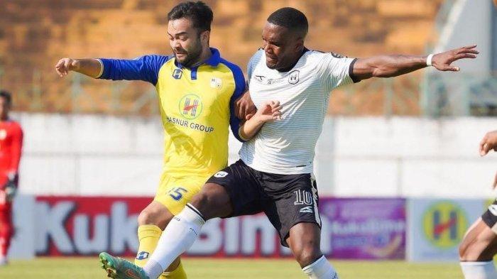 Penyerang RANS Nusantara FC Evandro Brandao berusaha merebut bola dari kawalan gelandang Barito Putera Mike Ott di Stadion Demang Lehman, Jumat (29/9/2023).