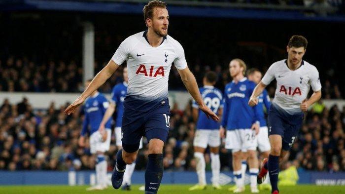 Pemain Tottenham Hotspur, Harry Kane (kiri) merayakan golnya ke gawang Everton dalam laga pekan ke-18 Liga Inggris di Stadion Goodison Park, Liverpool, Minggu (23/12/2018) malam WIB.