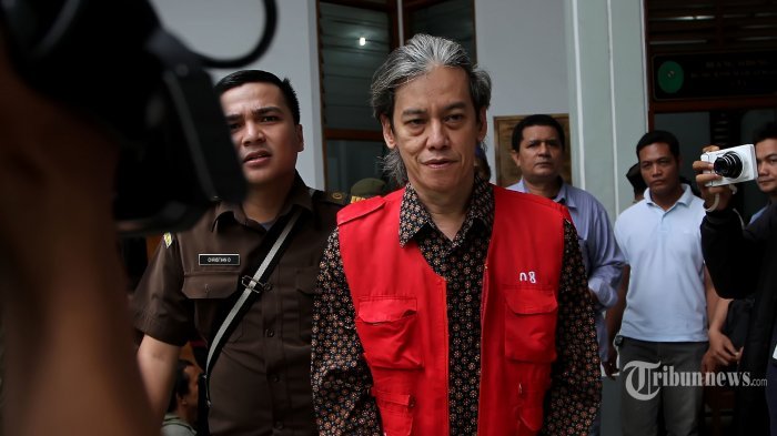 Musisi Indonesia, Fariz Rustam Munaf yang lebih dikenal dengan nama Fariz RM saat akan mengikuti sidang kedua atas kasus kepemilikan Heroin dan Ganja serta alat hisap sabu di Pengadilan Negeri Jakarta Selatan, Senin (16/3/2015). Sidang kedua ini mengagendakan pembacaan Esepsi dari terdakwa Fariz RM.