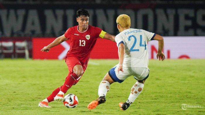 Pemain Timnas Indonesia, Muhammad Ferrari (kiri) melewati adangan pesepak bola Filipina pada laga pamungkas Grup B Piala AFF 2024 di Stadion Manahan, Solo, Sabtu (21/12/2024) malam.