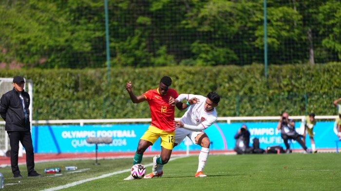 Aksi bek Timnas Indonesia Muhammad Ferarri berusaha merebut bola dari pemain Guinea.