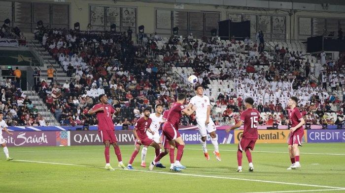 Bek Timnas Indonesia U-23, Muhammad Ferarri berusaha berduel dengan pemain Qatar di Piala Asia U-23 2024.