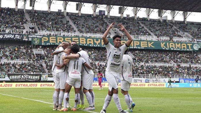 Selebrasi pemain Persija Jakarta di Stadion Gelora Bung Tomo (GBT), Surabaya, Jumat (22/11/2024).