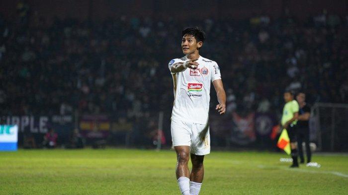 Bek kiri Persija Jakarta, Firza Andika saat diturunkan bermain melawan Persik Kediri di Stadion Brawijaya, Kediri, Minggu (19/9/2023).