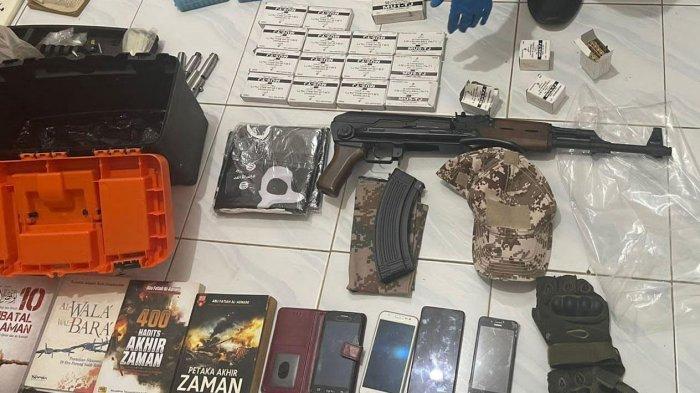 Barang bukti yang diamankan Densus 88 Antiteror Polri dari rumah pegawai BUMN terafiliasi ISIS, Dananjaya Erbening, di rumahnya di kawasan Harapan Jaya, Kota Bekasi, Senin (14/8/2023).