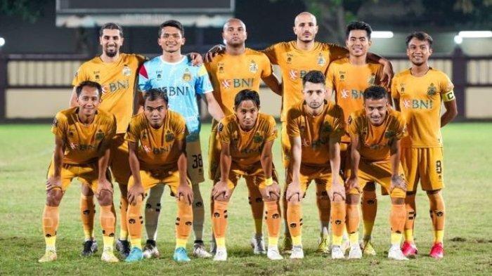 Skuat tim Bhayangkara FC jelang melakoni laga uji coba dengan Dewa United di Stadion PTIK, Jakarta, Sabtu (16/7/2022).