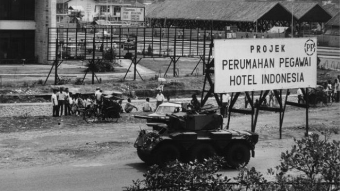 Tentara tampak menembakkan senjata untuk memburu pasukan yang terlibat dalam G30S di Jakarta ( 2 Oktober 1965,