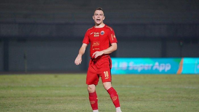 Gelandang Persija Jakarta Maciej Gajos diturunkan bermain melawan Dewa United. Di pertandingan itu, Persija Jakarta dikalahkan Dewa United dengan skor 2-0 di Indomilk Arena, Tangerang, Jumat (25/8/2023) malam.