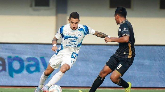 Penyerang PSIS Semarang Paulo Gali Freitas berusaha melewati penjagaan pemain Dewa United di Indomilk Stadium, Tangerang, pada Senin (14/8/2023).