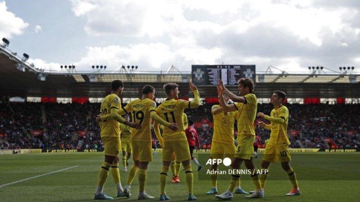 Gelandang Chelsea Inggris Mason Mount (2L) merayakan mencetak gol keenam tim dengan striker Chelsea Jerman Timo Werner (C) selama pertandingan sepak bola Liga Premier Inggris antara Southampton dan Chelsea di Stadion St Mary di Southampton, Inggris selatan pada 9 April 2022.