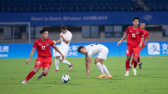 Gelandang Timnas Indonesia U-24 mengontrol bola di pertandingan melawan Kirgistan di Zhejiang Normal University East Stadium, Jinhua, China, Selasa (19/9/2023).
