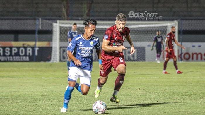 Gelandang Persib Bandung, Beckham Putra Nugraha (kiri), sedang dijaga ketat oleh pemain Borneo FC, Nuruddin Davronov (kanan), dalam laga pekan keempat Liga 1 2021 di Stadion Indomilk Arena, Tangerang, Banten, 23 September 2021.