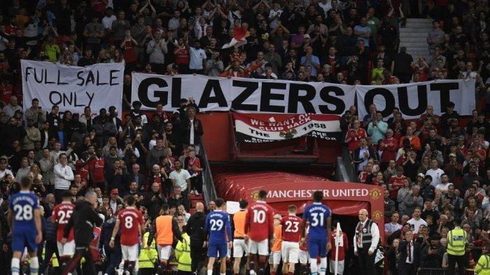 Fans Manchester United memasang spanduk dengan pesan protes terhadap pemilik klub pada babak pertama pertandingan Liga Inggris antara Manchester United dan Chelsea di Old Trafford pada 25 Mei 2023. Glazer tak pernah berkomunikasi lagi dengan calon pembeli MU sejak tawaran terakhir Sheikh Jassim pada awal Juni lalu.