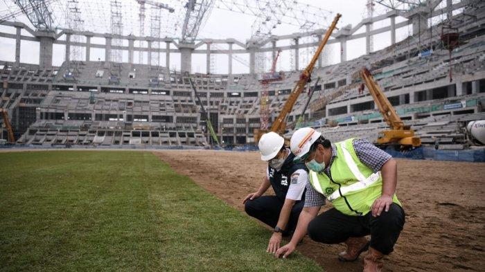 Gubernur DKI Jakarta Anies Baswedan meninjau stadionbJakarta International Stadium (JIS)