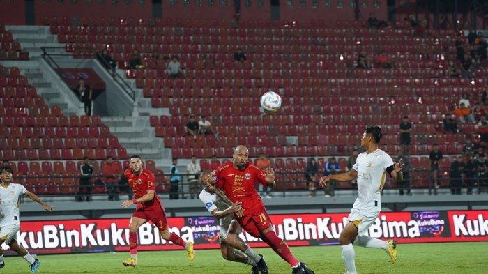 Aksi penyerang Persija Jakarta, Gustavo Almeida berduel dengan pemain Madura United di Liga 1 pekan 25 yang berlangsung di Stadion Kapten I Wayan Dipta, Bali, Kamis (22/2/2024).