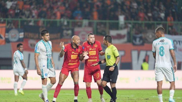 GUSTAVO DAN GAJOS PROTES KE WASIT - Dua pemain Persija Jakarta, Maciej Gajos dan Gustavo Almeida melakukan protes ke wasit di laga melawan PSBS Biak, pada Minggu (2/2/2025).