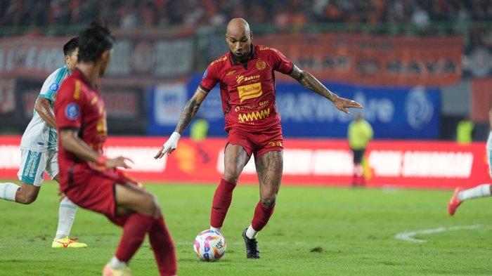 GUSTAVO TENDANG BOLA - Penyerang asing Persija Jakarta, Gustavo Almeida berusaha menendang bola di pertandingan melawan PSBS Biak, pada Minggu (2/2/2025).