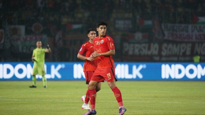 Gelandang Persija Jakarta Hanif Sjahbandi bersiap menerima bola di pertandingan melawan Persikabo 1973 di Stadion Patriot Candrabhaga, Bekasi, Kamis (9/11/2023).