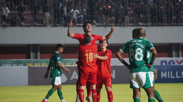 Selebrasi pemain Persija Jakarta Hanif Sjahbandi dan Maciej Gajos usai mencetak gol ke gawang PSS Sleman di Stadion Maguwoharjo, Sleman, Jumat (4/8/2023) malam. Dalam laga itu, Macan Kemayoran menang 3-1 atas Super Elang Jawa.