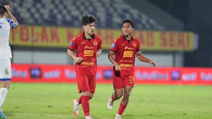 2 PEMAIN PERSIJA - Dua pemain Persija Jakarta, Ryo Matsumura (kiri) dan Reyhan Hannan (kanan) melakukan selebrasi di kompetisi Liga 1.