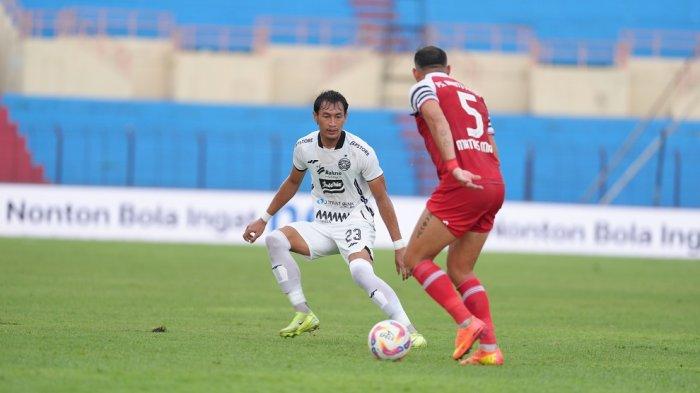 Bek Persija Jakarta, Hansamu Yama Pranata menjaga pemain Barito Putera Mati Mier.